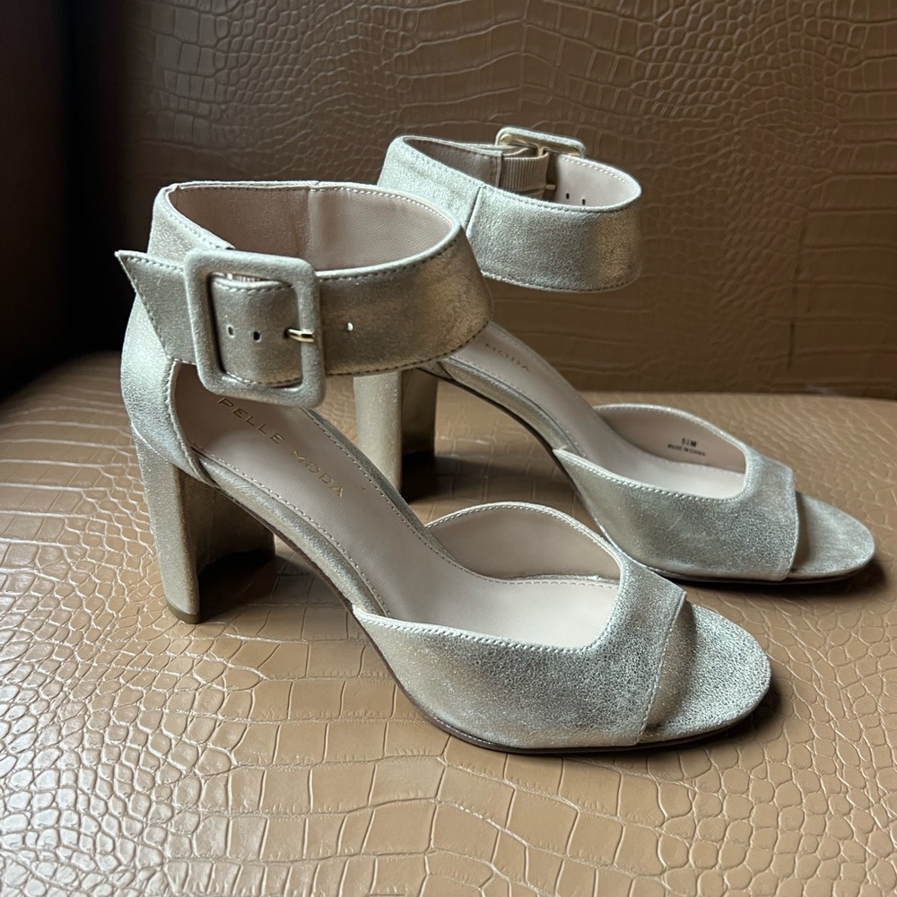 Pelle Moda Metalic Platinum Gold Women's Dressy Sandal Size 5.5 M 3” Heel. - Picture 2 of 7